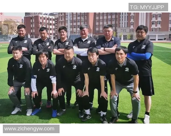 退役足球明星重聚合影展现昔日辉煌与友谊的永恒瞬间